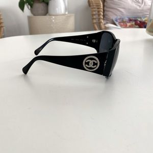 Chanel sunglasses! Vintage! Pearl detail!